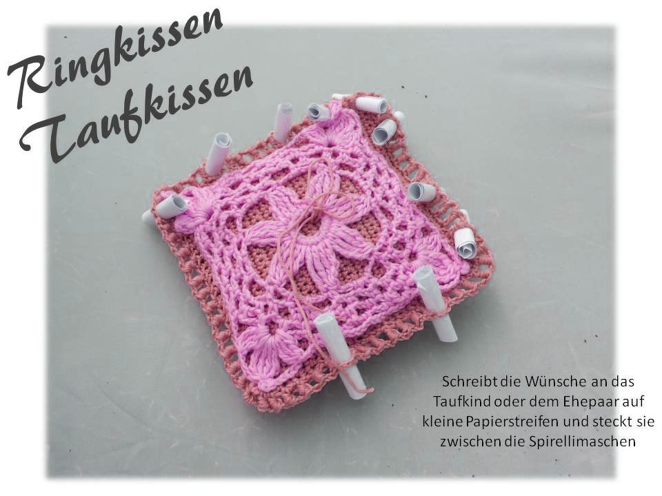 Quadratisches, handgehäkeltes pinkes Kissen mit floralem Muster und weißen Röhrchen in Spiralmaschen für eingerollte Wunschzettel.