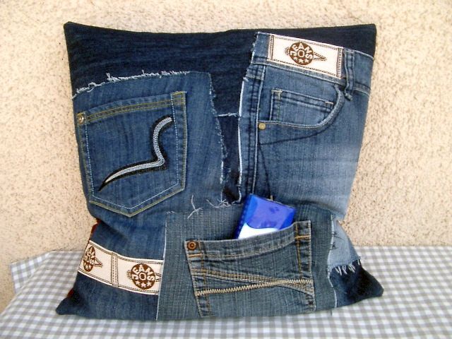 DIY-Style Kissenbezug aus Jeansstücken mit drei aufgesetzten Taschen und sichtbaren Säumen