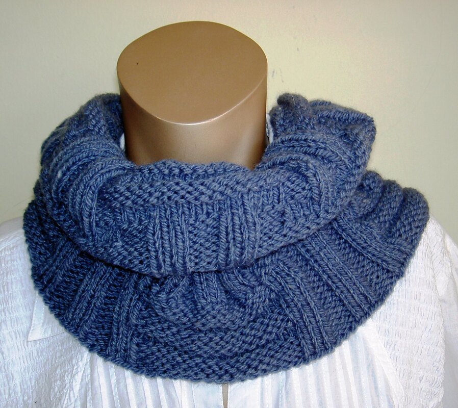 Blauer gestrickter Kragenschal mit Rippenmuster auf Mannequin
