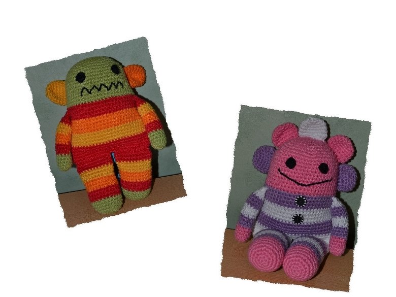 Zwei gehäkelte Amigurumi-Puppen, gestreifte Muster in Grün-Orange-Rot und Rosa-Lila