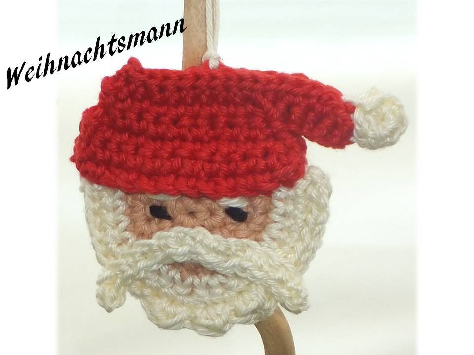 Gehäkelter Weihnachtsmannkopf mit roter Mütze und weißem Bart