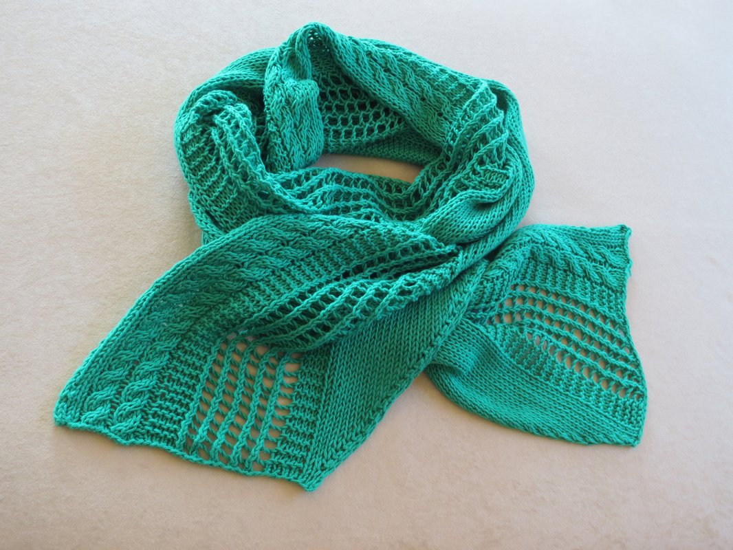 Strickanleitung Tuch Harmonie mit Ajour- und Zopfmuster 