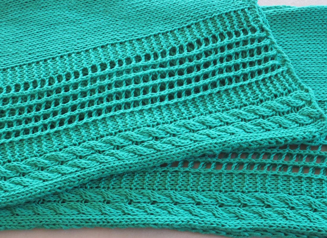 Türkises gestricktes Tuch mit Zopfmuster und Ajourreihen, Nahaufnahme