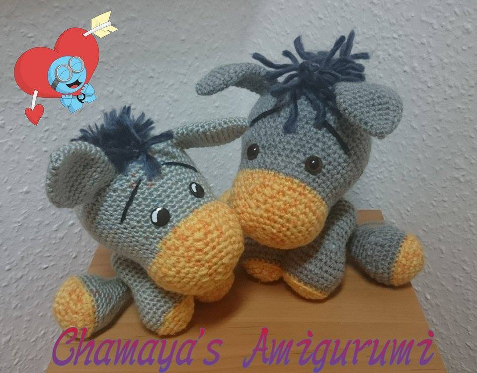 Zwei gehäkelte Esel-Amigurumis grau mit orangefarbener Schnauze nebeneinander