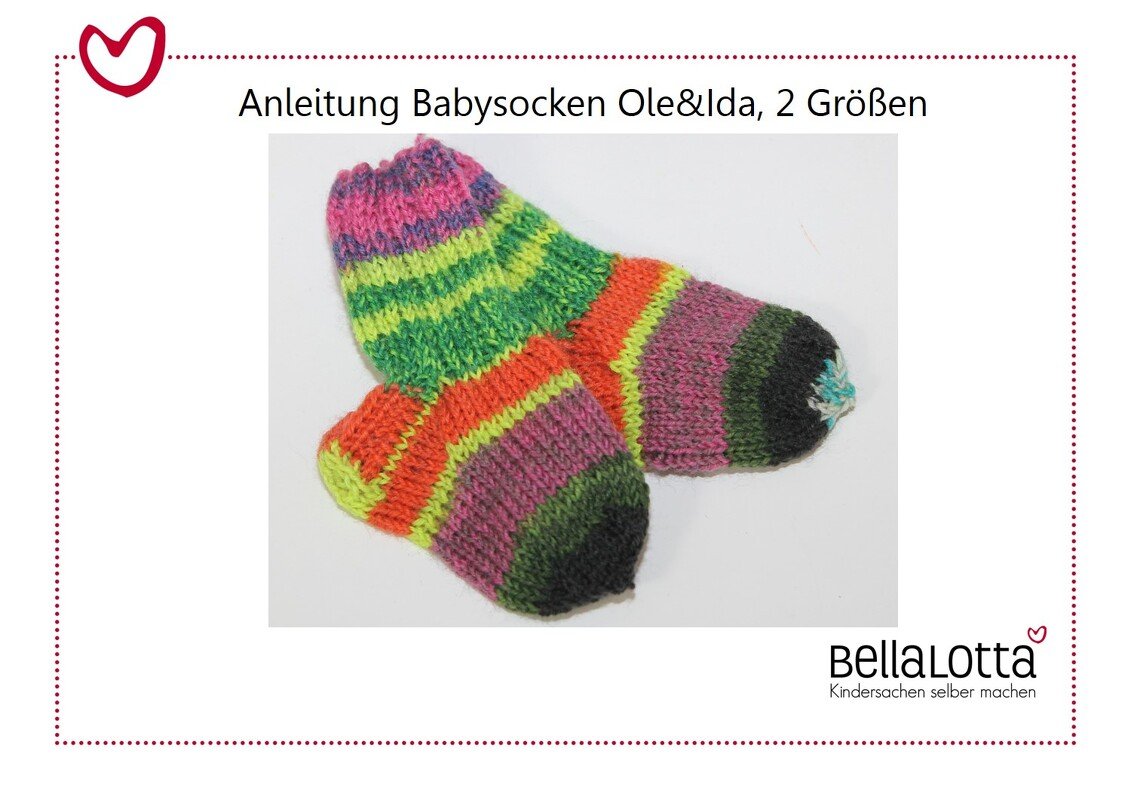 Bunte gestrickte Babysocken mit Streifen in Pink, Grün, Orange und Lila, kreuzweise auf weißem Hintergrund.