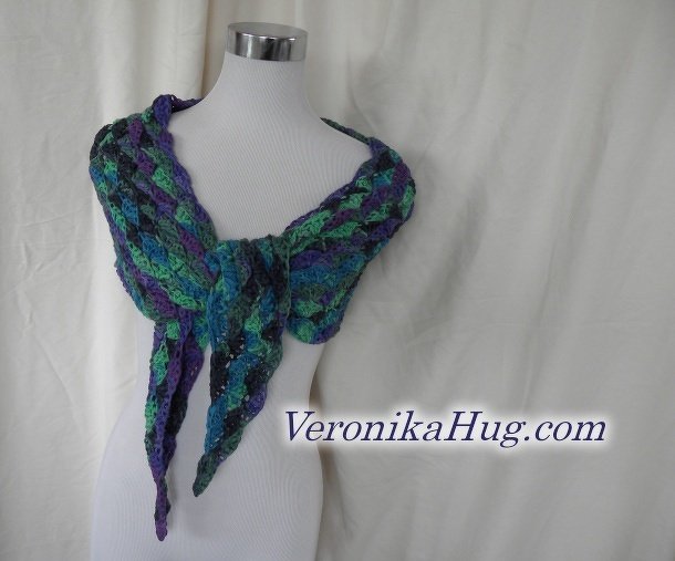 Gehäkeltes Dreieckstuch in Blau, Grün und Violett an einer Schneiderpuppe drapiert