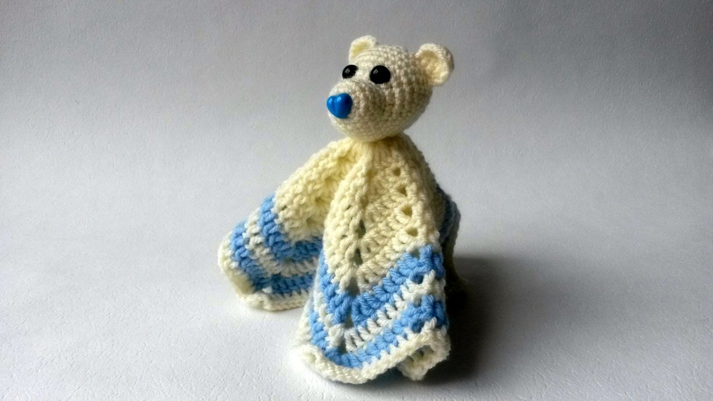 Gehäkeltes Schmusetuch in Creme und Hellblau mit Bärenkopf