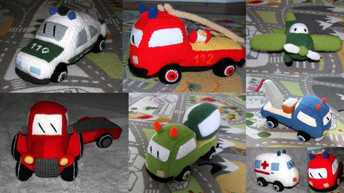 Collage mehrerer gehäkelter Amigurumi‑Fahrzeuge: Polizei, Feuerwehrauto, Flugzeug, Krankenwagen und weitere Modelle