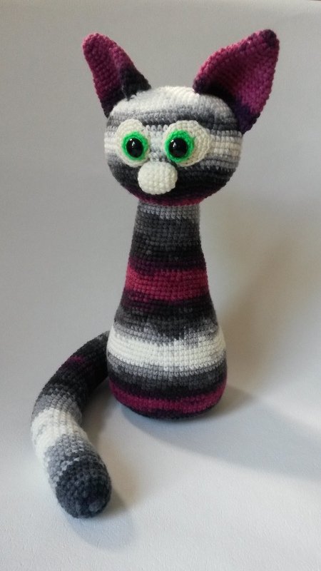 Gehäkelte gestreifte Amigurumi-Katze mit langem Hals und grünen Augen