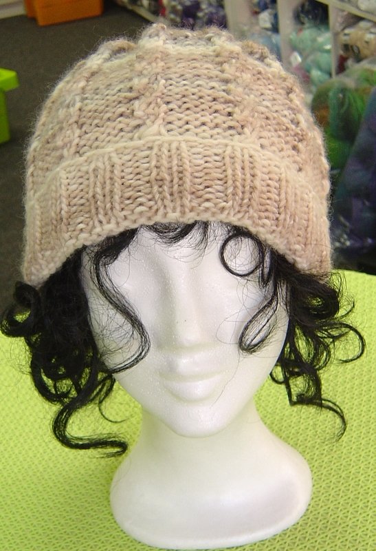 Nahaufnahme beigefarbene Strickmütze mit geripptem Bündchen