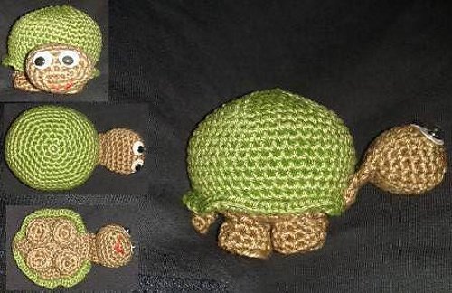 Gehäkelte Amigurumi-Schildkröte mit grünem Panzer und braunem Körper aus mehreren Blickwinkeln