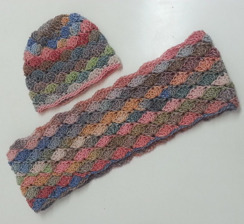 Gehäkelte Pastellmütze und passender schmaler Schal im Muschelmuster