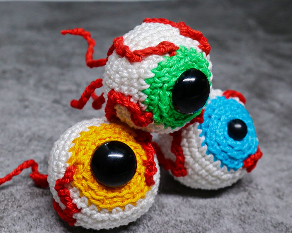 Eerily beautiful Eyeballs - Free Crochet Pattern