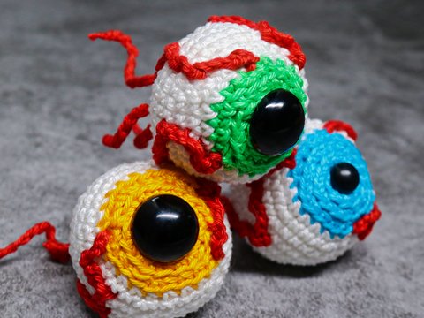 Eerily beautiful Eyeballs - Free Crochet Pattern