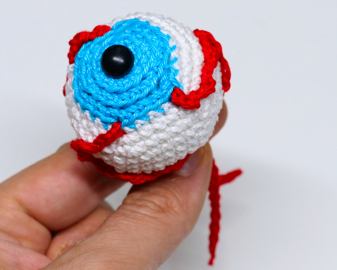 Blutiger Augapfel - Kostenlose Häkelanleitung