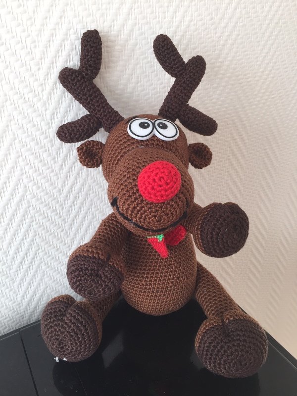Gehäkeltes Amigurumi-Rentier in Braun mit roter Nase und Geweih