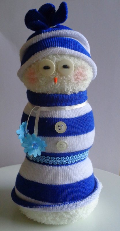 Sockenschneemann in blau-weiß gestreifter Socke mit Knopfverzierungen und kleiner Blume
