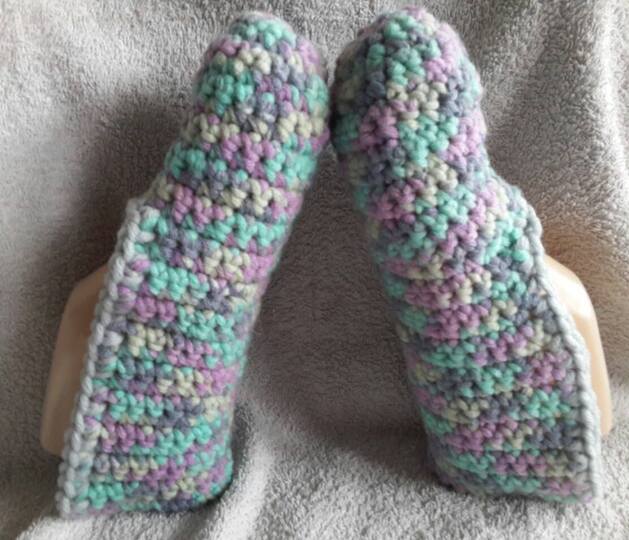 Hausschuhe, Puschen, Haussocken Größe: 35/37 – 38/40 – 42/44