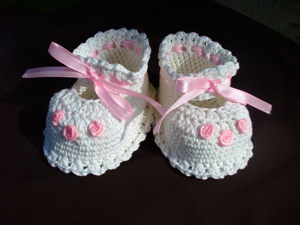 These cute little crocheted seamless baby booties look adorable on the 