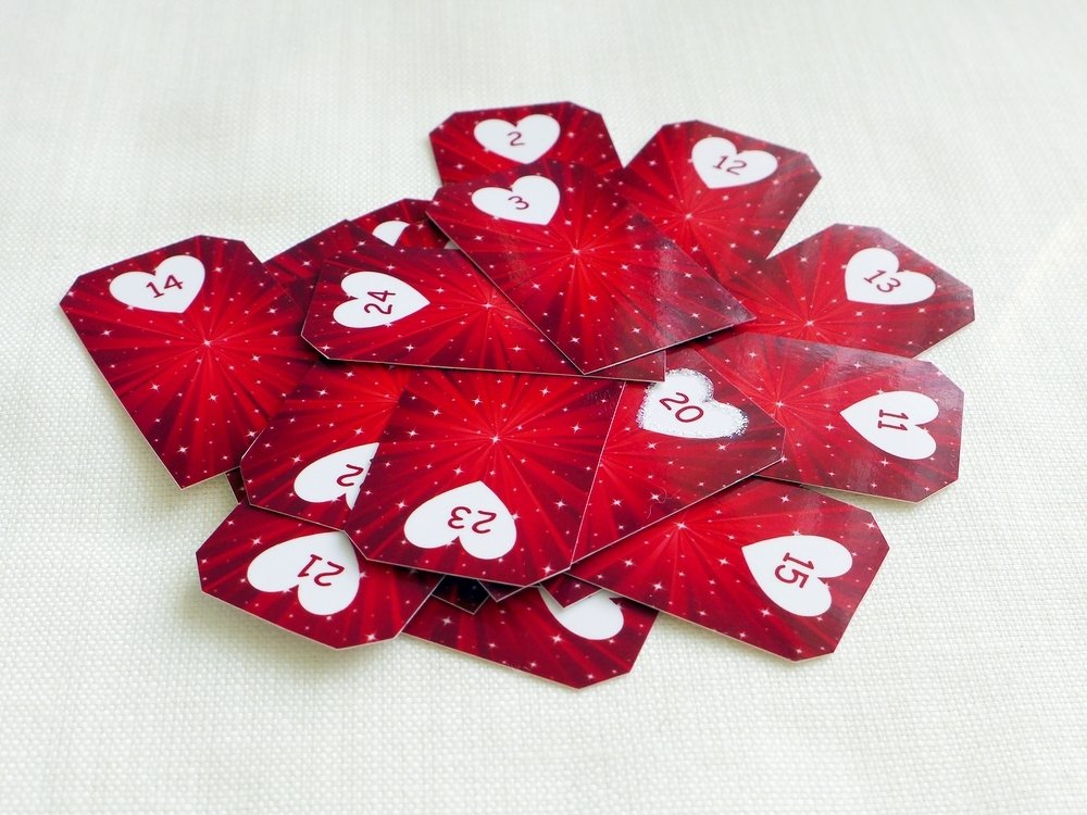 Rote herzförmige Anhänger mit weißen Herzfeldern, Zahlen und Sternenmuster