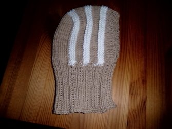 Beige gestrickte Baby-Sturmhaube mit drei weißen Streifen