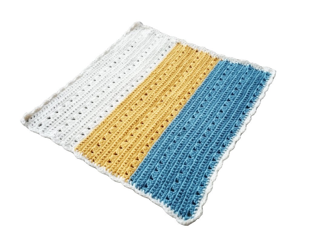Handgehäkelte Babydecke mit breiten Streifen in Weiß, Gelb und Blau und gewelltem Rand
