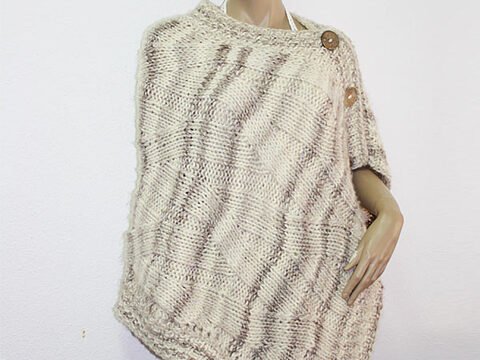 Kuscheliger Poncho quer gestrickt