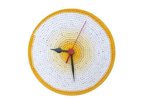 Gehäkelte Wanduhr