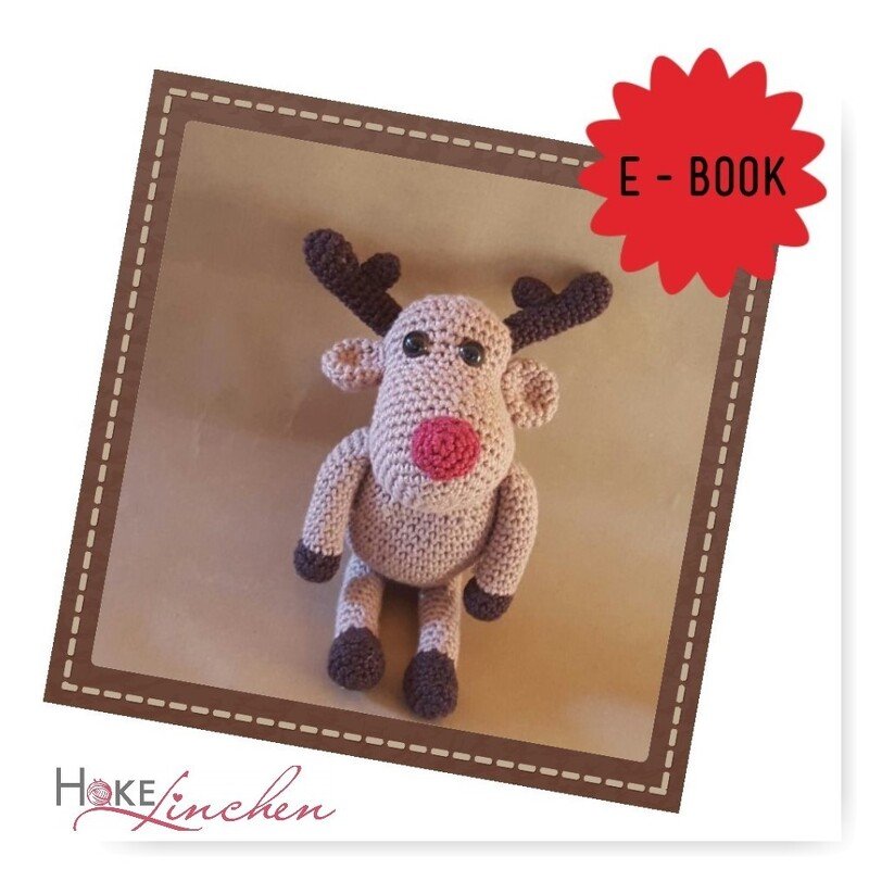 Gehäkeltes sitzendes Rentier-Amigurumi mit roter Nase und dunklem Geweih