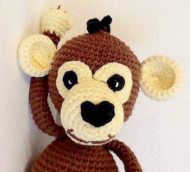 Gehäkelter Amigurumi-Affe in Braun-Beige mit schwarzen Augen und herzförmiger Nase