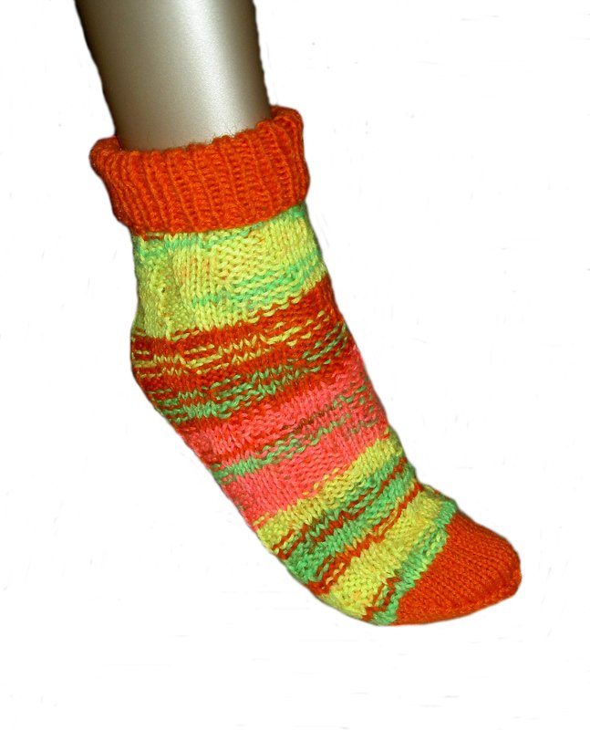 Gestrickte Kurzsocke mit gestreiftem Muster in Orange, Gelb, Grün und Rosa an einem Fußmodell