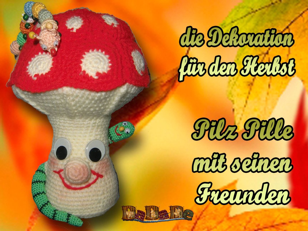Häkelpilz mit roter Kappe und weißen Punkten, großen Augen und zwei kleinen Häkelwürmchen