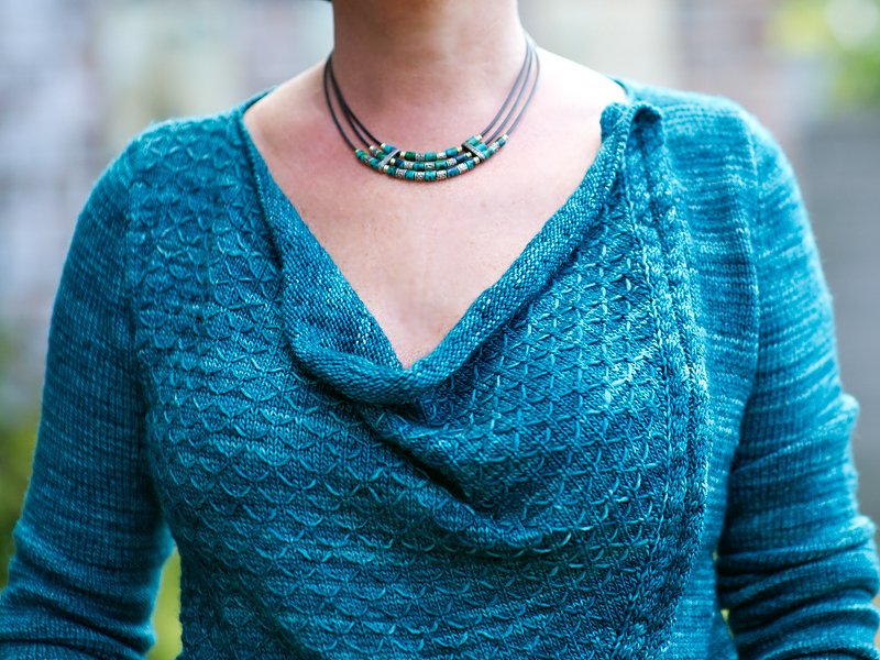 Petrolfarbener gestrickter Damenpullover mit Wasserfallkragen und strukturiertem Muster