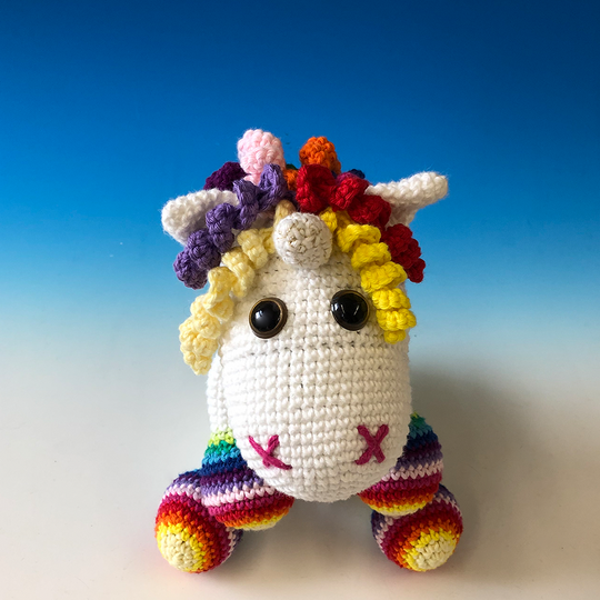 Crochet pattern for a unicorn amigurumi with rainbow mane