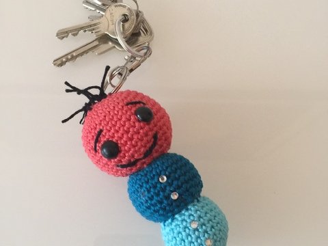 Häkelanleitung Schlüsselanhänger / Taschenbaumler Kleine Raupe