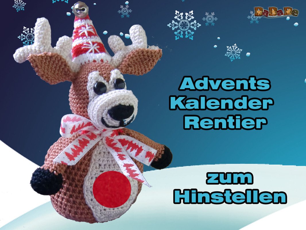 Gehäkeltes Rentier mit Zipfelmütze und Schleife vor blauem Hintergrund mit Schneeflocken