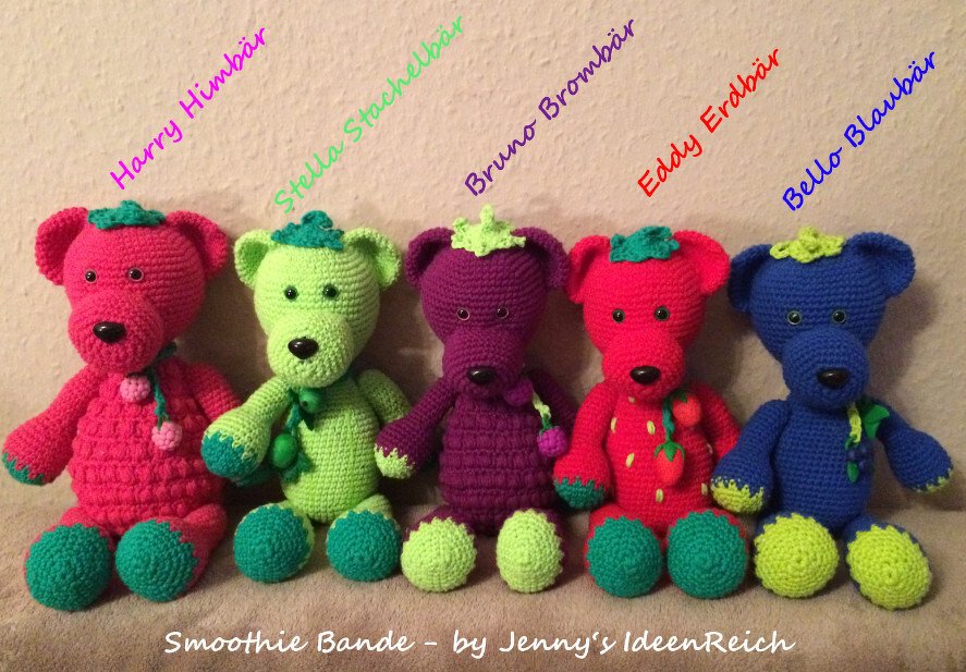 Fünf farbige gehäkelte Amigurumi-Teddybären nebeneinander mit Blatt-Applikationen