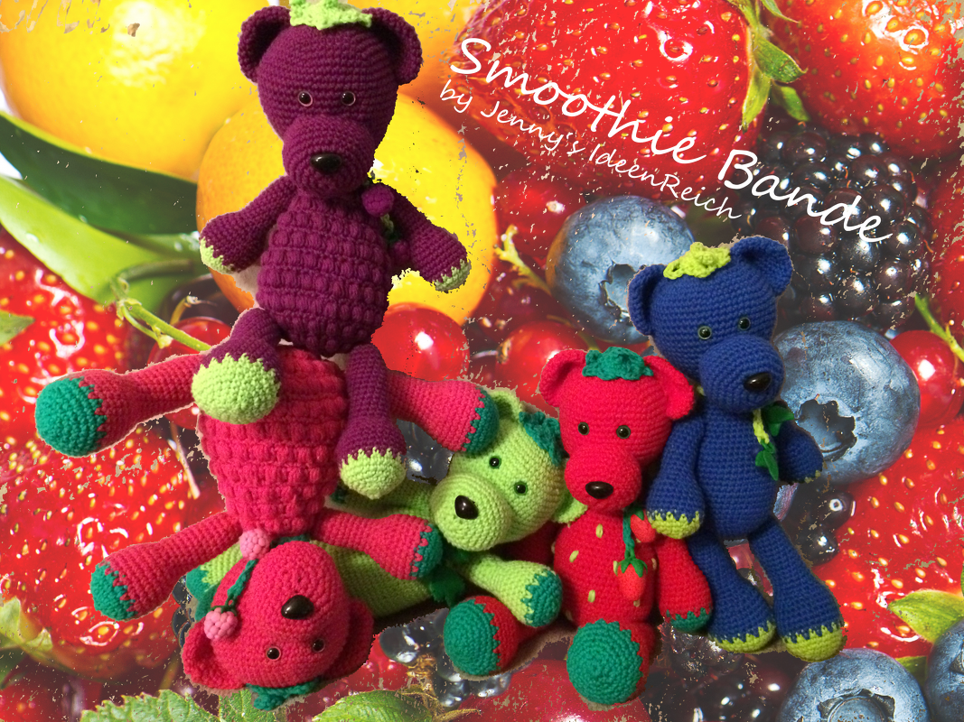 Fünf gehäkelte Amigurumi‑Teddys und Fruchtfiguren in Lila, Blau, Rot und Grün vor frischen Beeren und Orangen.