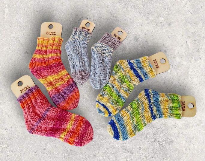 Strickanleitung Baby-Spiralsocken ohne Ferse mit Bandspitze, 3 Größen  #035