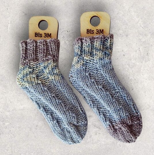 Strickanleitung Baby-Spiralsocken ohne Ferse mit Bandspitze, 3 Größen  #035