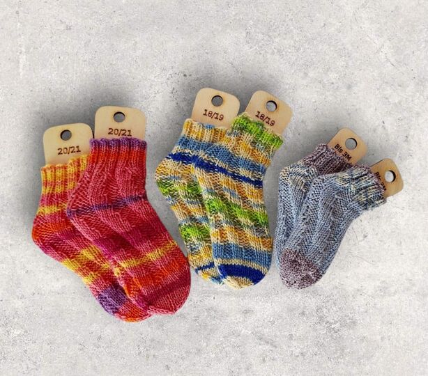 Strickanleitung Baby-Spiralsocken ohne Ferse mit Bandspitze, 3 Größen  #035