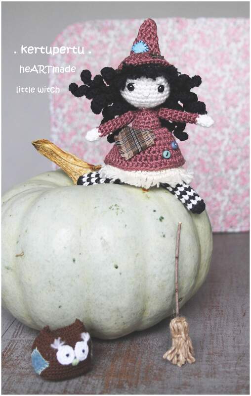 Gehäkelte Amigurumi‑Hexe mit lockigem Haar, gestreiften Beinen und Mini‑Besen auf einem hellgrünen Kürbis