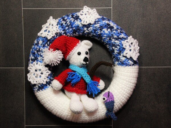 Winter door wreath - polar bear Knut - crochet pattern