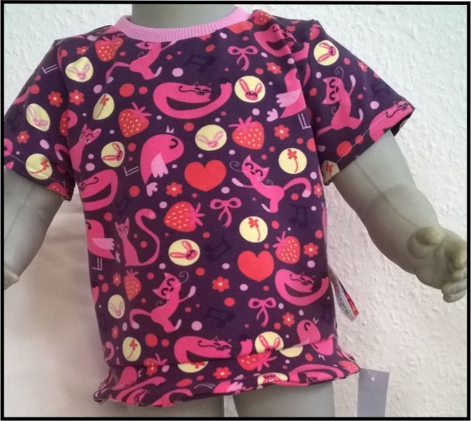 Kinder-Shirt violett mit rosa Katzen, Erdbeeren und Herzmotiven