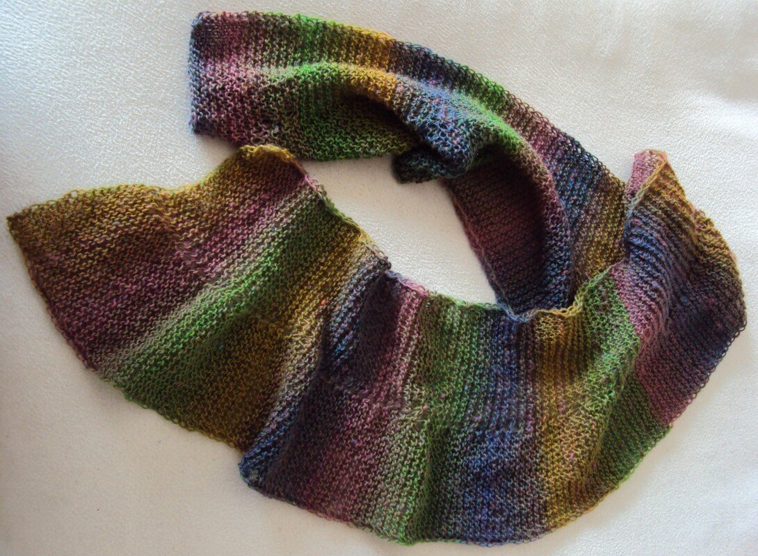 Asymmetrischer gestrickter Schal mit grünen, violetten und braunen Farbverläufen, kraus rechts