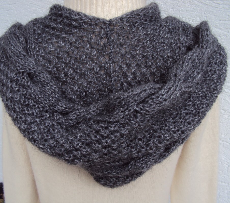 Dunkelgrauer gestrickter Scoodie mit körniger Textur auf hellem Pulli