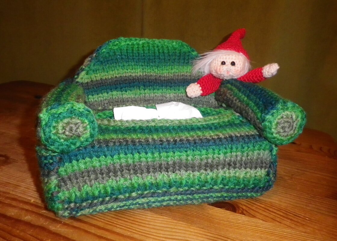 Gestrickte Sofataschentücherbox in Grün mit gehäkeltem Wichtel