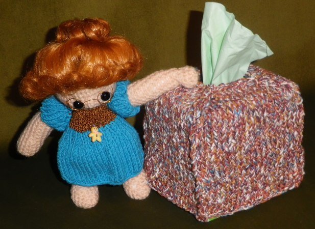 Strickanleitung für eine Taschentuchbox mit gehäkeltem Püppchen (Überzug für eine Box mit entzückender Taschentuch-Geberin)