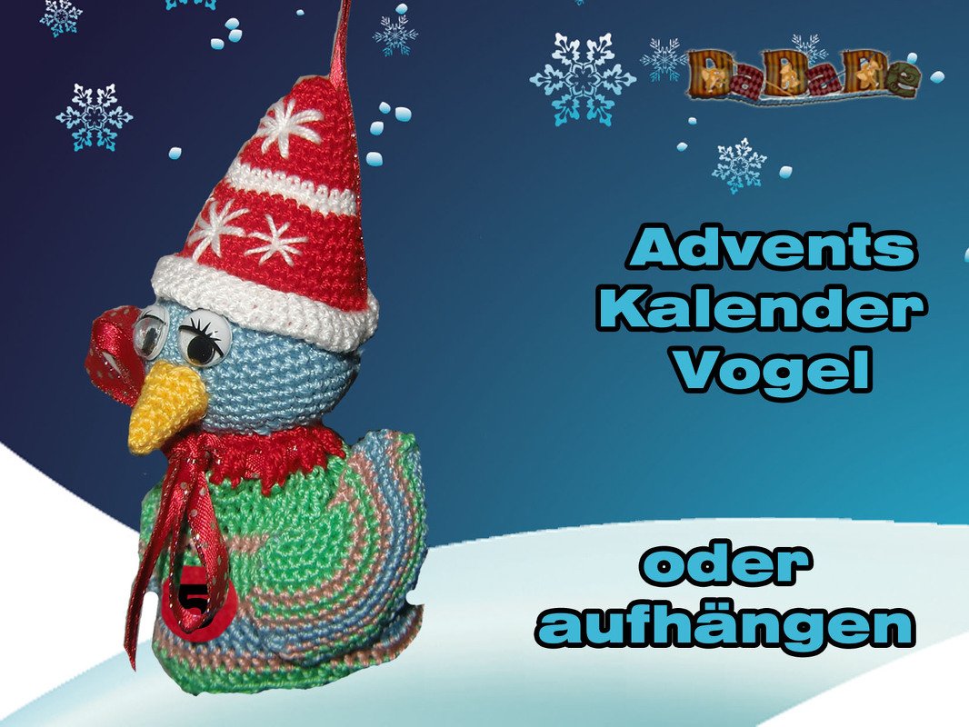 Gehäkelter bunter Vogel mit roter Weihnachtsmütze, gelbem Schnabel und Schleifenband