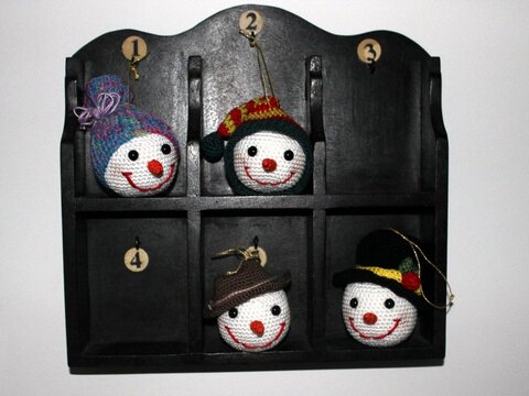 Crochet Snowballs – Four Ornaments with Cap and Hat (EN & DE)